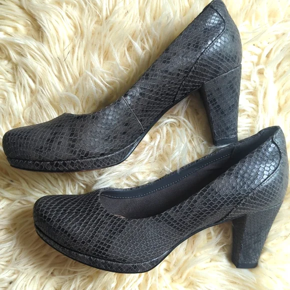 Clarks artisan Chorus Chic Taupe Grey Snakeskin Chunky Heel Like New